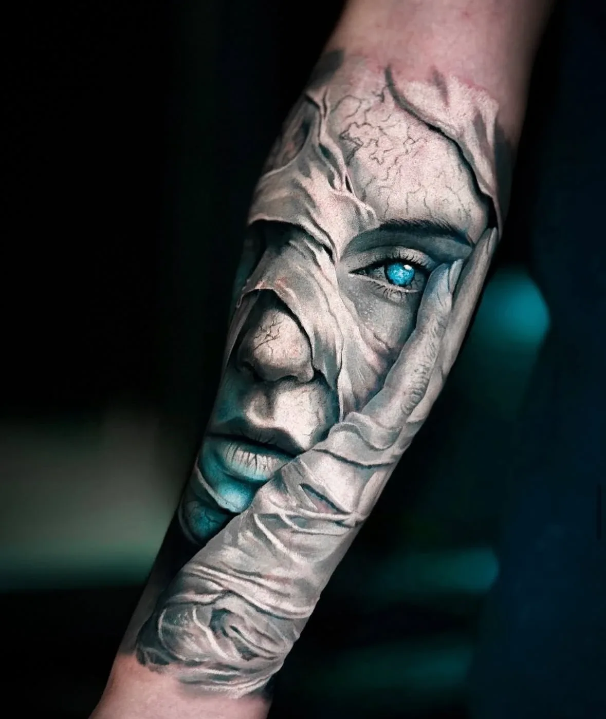 Porträt mit blauem Auge als Tattoo von Ace, Stil Realistic Black & Grey