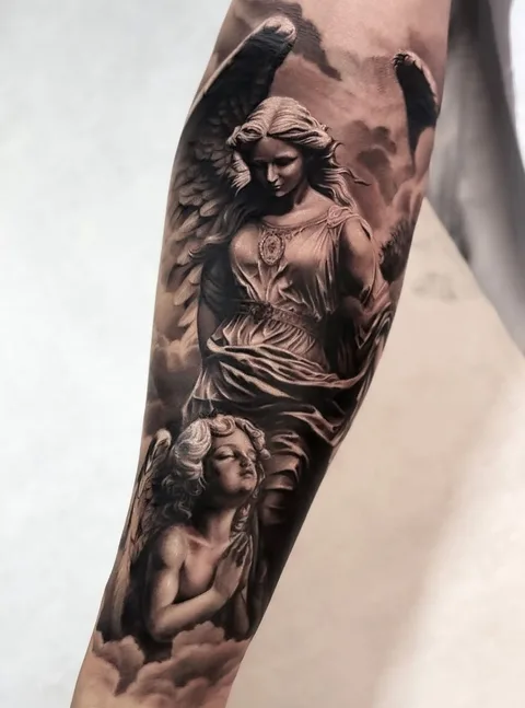 Engel mit ausgebreiteten Flügeln, darunter ein betender Putto in Wolken. Black-and-Grey-Tattoo von Cathy auf dem Unterarm.